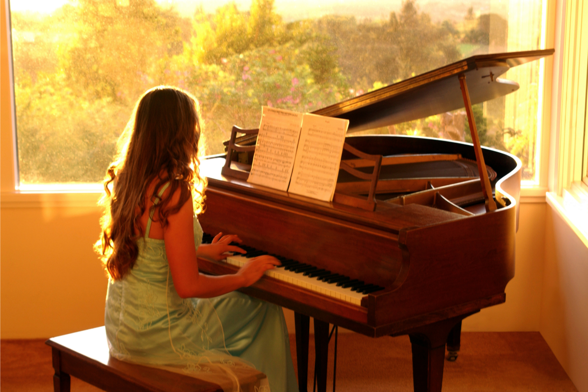 Песни на фортепиано слушать. Человек играющий на пианино. Девочка за фортепиано. Девушка играет на фортепиано. Женщина на рояле.